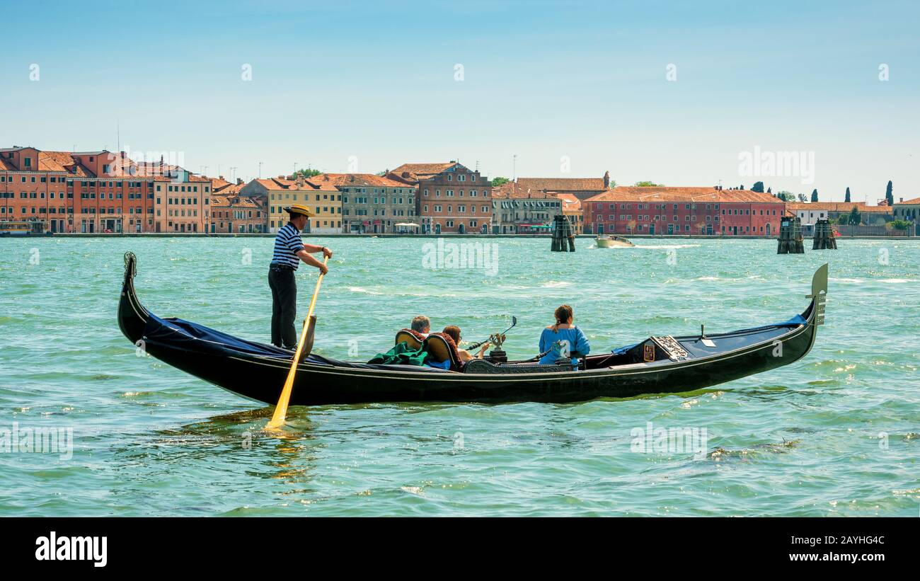 Venedig, Italien - 18. Mai 2017: Gondel mit Touristen schwimmt entlang des Canal Grande. Die Gondel ist der attraktivste Touristentransport Venedigs. 16:9 wid Stockfoto
