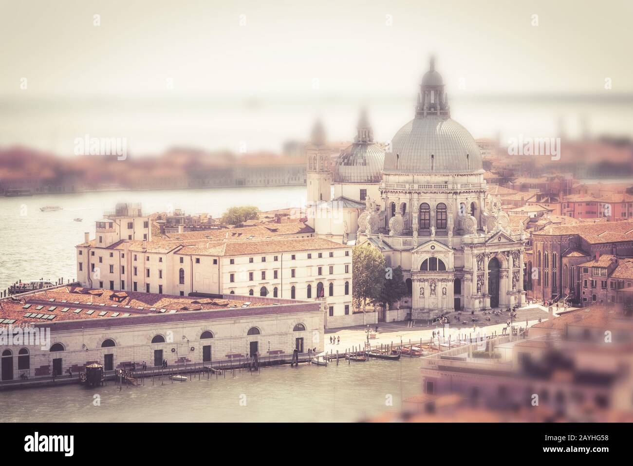 Luftaufnahme von Venedig, Italien. Miniatur-Neige-Shift-Effekt. Panorama von Venedig von oben im Sommer. Wundervolle Stadtlandschaft Venedigs mit Inseln. Stockfoto