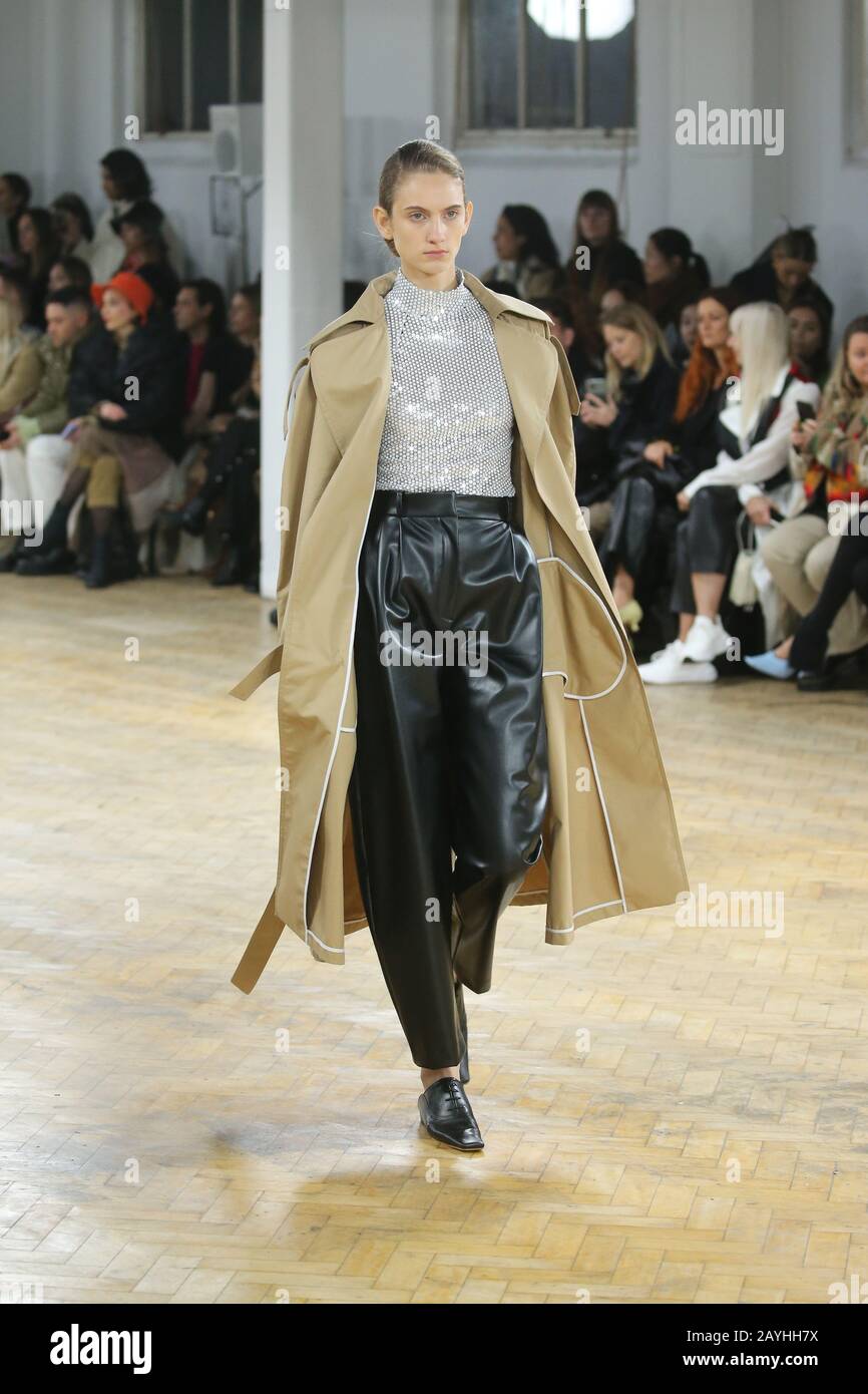 Modelle auf dem Laufsteg während der A.W.A.K.E. Modus auf der London Fashion Week Februar 2020 Show im Chelsea Sortiing Office in London. PA Foto. Bilddatum: Samstag, 15. Februar 2020. Fotogutschrift sollte lauten: Isabel Infantes/PA Wire Stockfoto