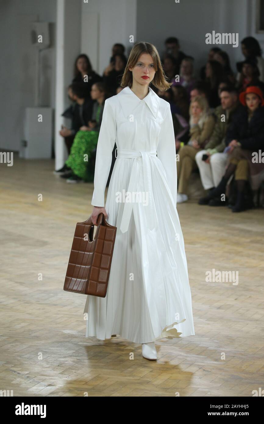 Modelle auf dem Laufsteg während der A.W.A.K.E. Modus auf der London Fashion Week Februar 2020 Show im Chelsea Sortiing Office in London. PA Foto. Bilddatum: Samstag, 15. Februar 2020. Fotogutschrift sollte lauten: Isabel Infantes/PA Wire Stockfoto