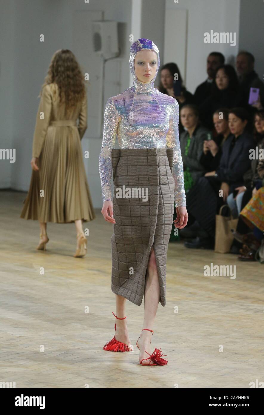 Modelle auf dem Laufsteg während der A.W.A.K.E. Modus auf der London Fashion Week Februar 2020 Show im Chelsea Sortiing Office in London. PA Foto. Bilddatum: Samstag, 15. Februar 2020. Fotogutschrift sollte lauten: Isabel Infantes/PA Wire Stockfoto