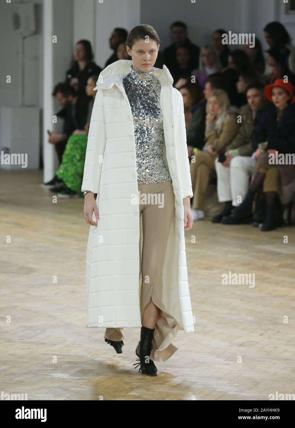 Modelle auf dem Laufsteg während der A.W.A.K.E. Modus auf der London Fashion Week Februar 2020 Show im Chelsea Sortiing Office in London. PA Foto. Bilddatum: Samstag, 15. Februar 2020. Fotogutschrift sollte lauten: Isabel Infantes/PA Wire Stockfoto