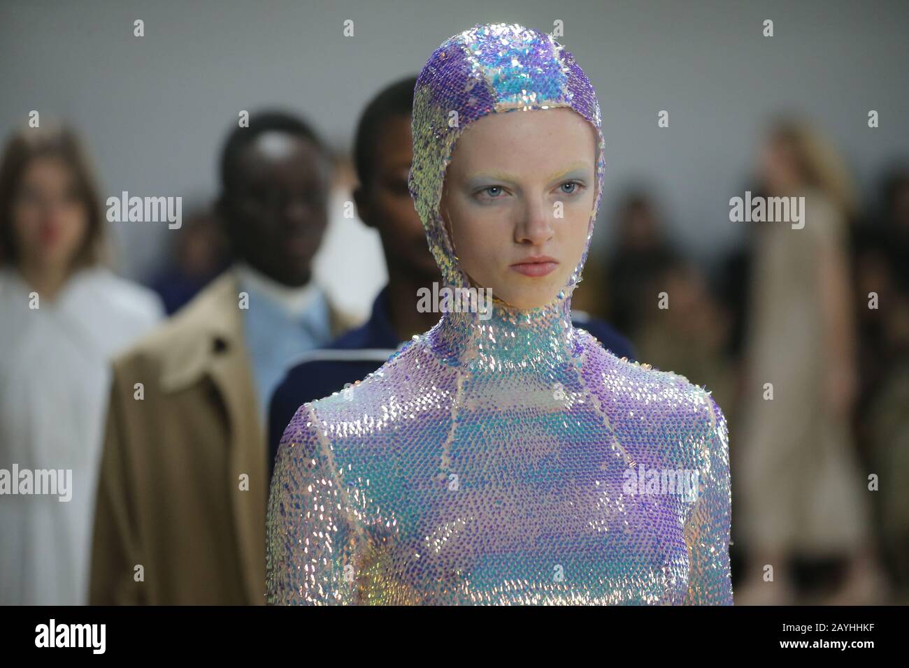 Modelle auf dem Laufsteg während der A.W.A.K.E. Modus auf der London Fashion Week Februar 2020 Show im Chelsea Sortiing Office in London. PA Foto. Bilddatum: Samstag, 15. Februar 2020. Fotogutschrift sollte lauten: Isabel Infantes/PA Wire Stockfoto