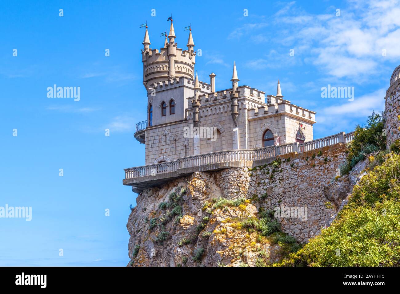 Schloss von Swallow's Nest an der Schwarzmeerküste, Krim, Russland. Es ist ein berühmtes Wahrzeichen der Krim. Blick auf Swallow's Nest auf der Felsplatte gegen Blue SK Stockfoto