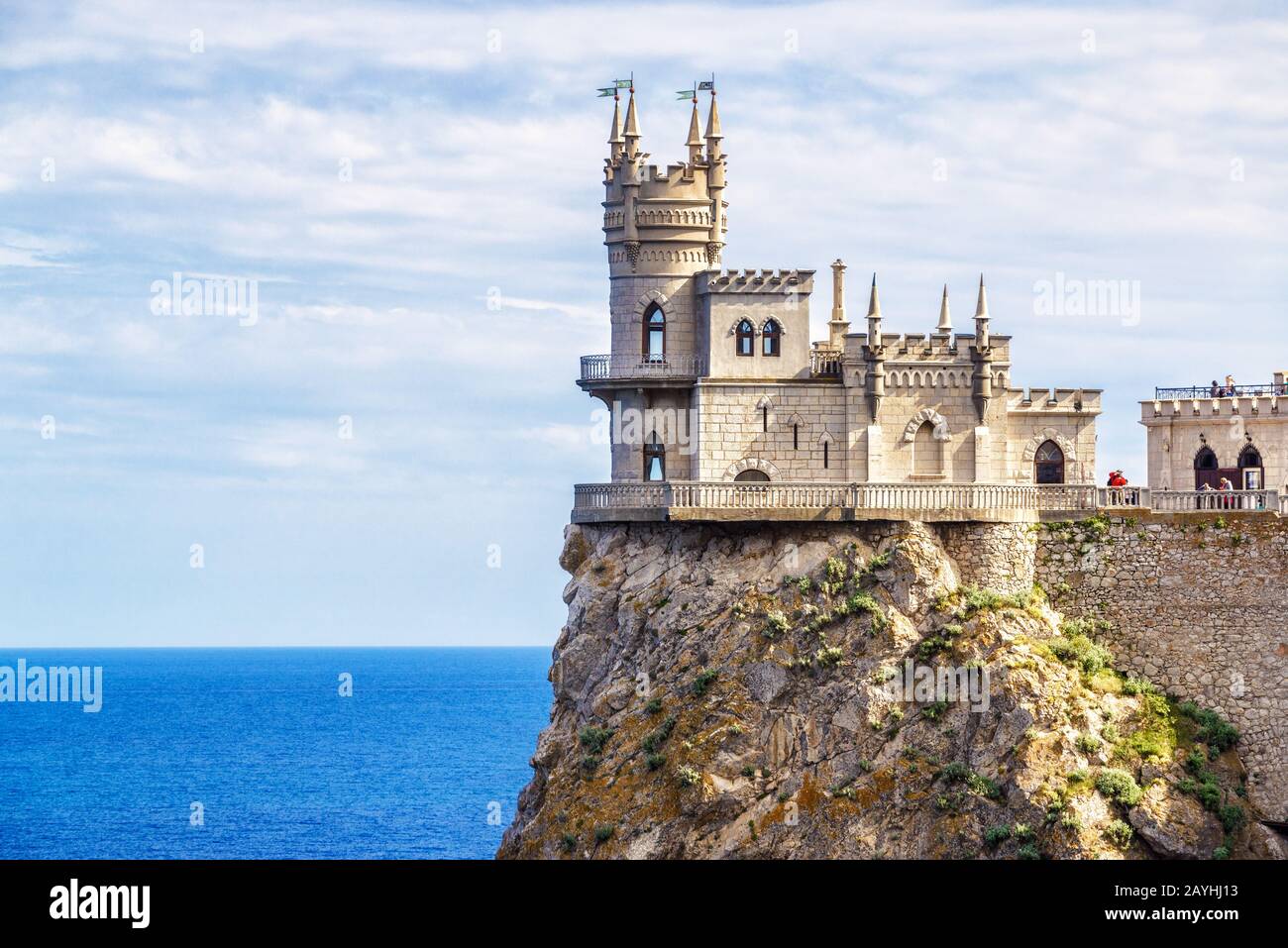 Schloss von Swallow's Nest auf einer Klippe, Krim, Russland. Es ist eine berühmte Touristenattraktion der Krim. Blick auf das Wahrzeichen der Krim, Nahaufnahme im Sommer. Arch Stockfoto
