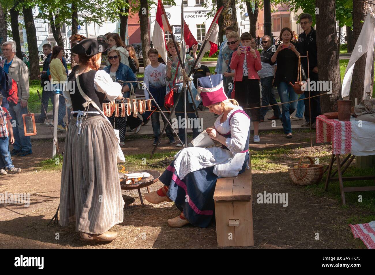 Moskau/Russland - 12. Juni 2017: Historische Moskauer Festivalzeiten und Epochen. Frauen als Kantinenpflegerin des 19. Jahrhunderts auf Moskauer Straßen gekleidet. Stockfoto