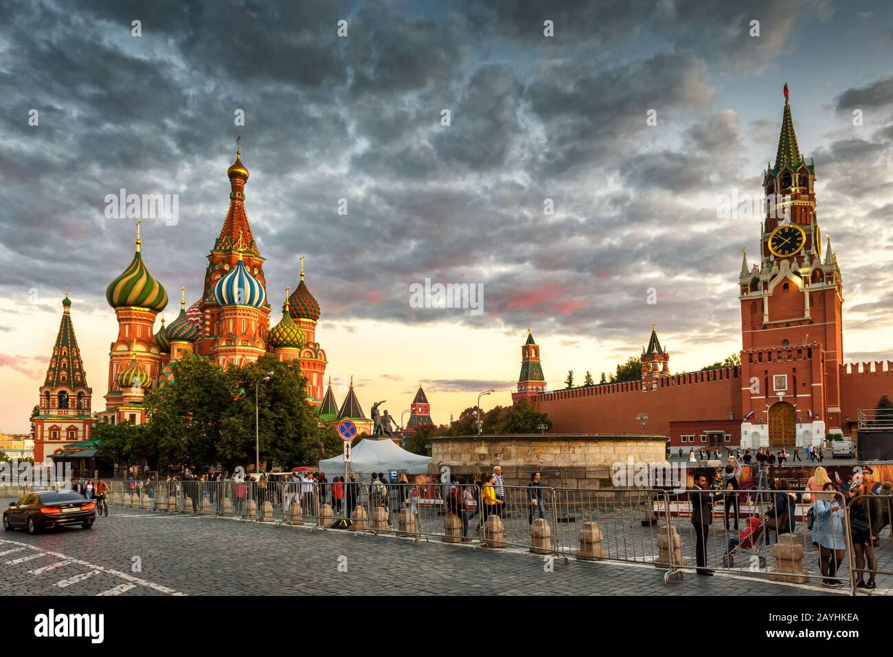 Moskau - 22. August 2018: St. Basil's Cathedral und Moskauer Kreml auf dem Roten Platz bei Sonnenuntergang, Russland. Es ist die wichtigste Touristenattraktion Moskaus. Pe Stockfoto