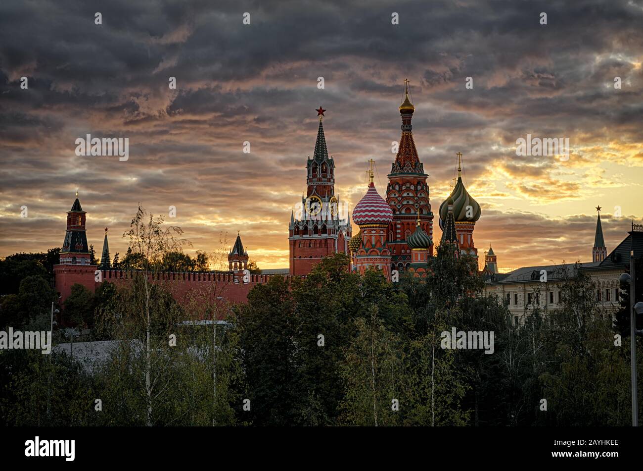 Moskauer Kreml und St. Basil's Cathedral bei Sonnenuntergang, Russland. Es ist die wichtigsten Touristenattraktionen Moskaus. Wunderschönes Panorama auf die Wahrzeichen Moskaus in Summe Stockfoto
