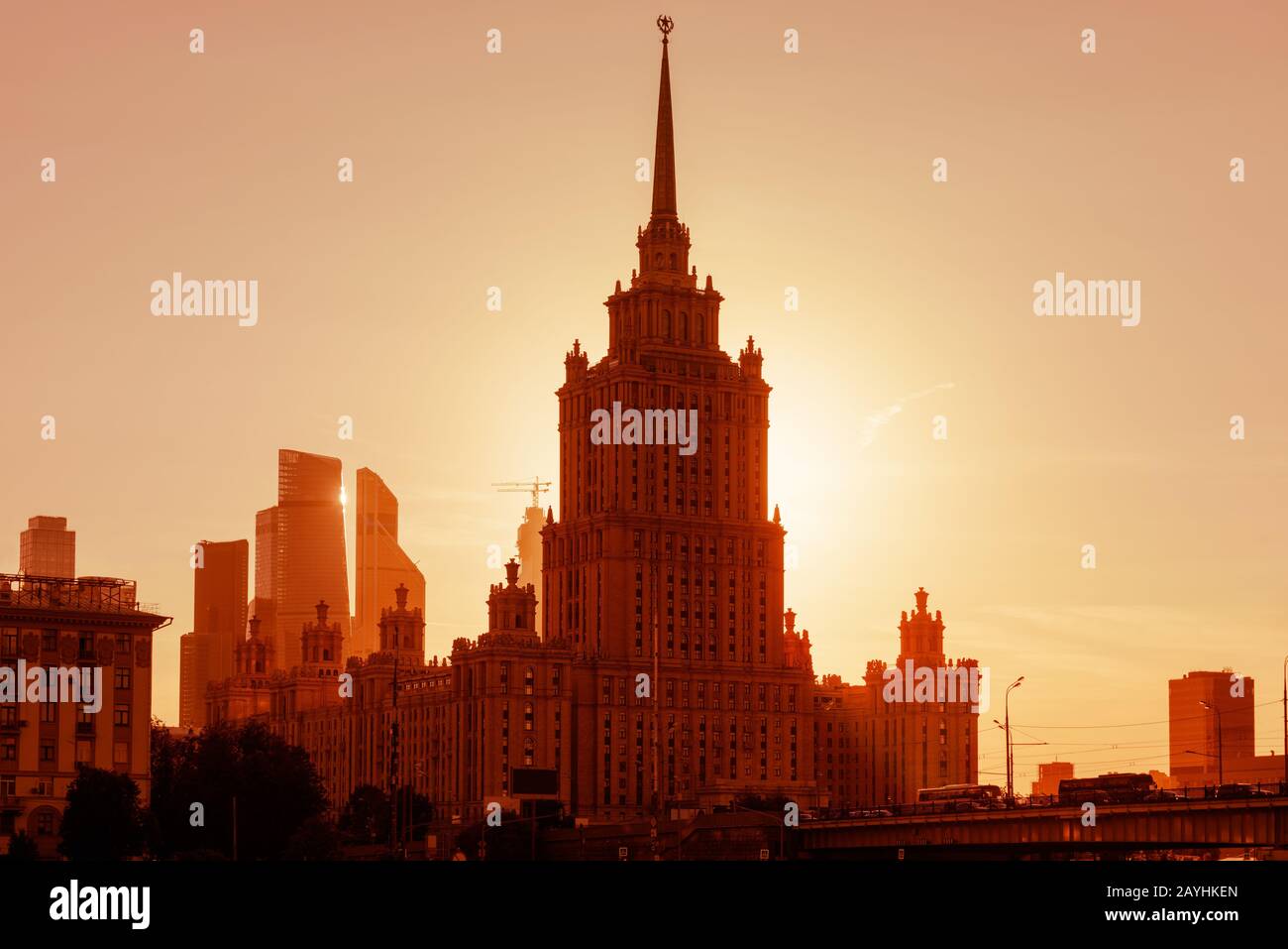 Radisson Royal Hotel (ehemalige Ukraine) bei Sonnenuntergang, Moskau, Russland. Es ist ein stalinistischer Wolkenkratzer und Wahrzeichen Moskaus. Sonnige Aussicht auf Moskau Stockfoto