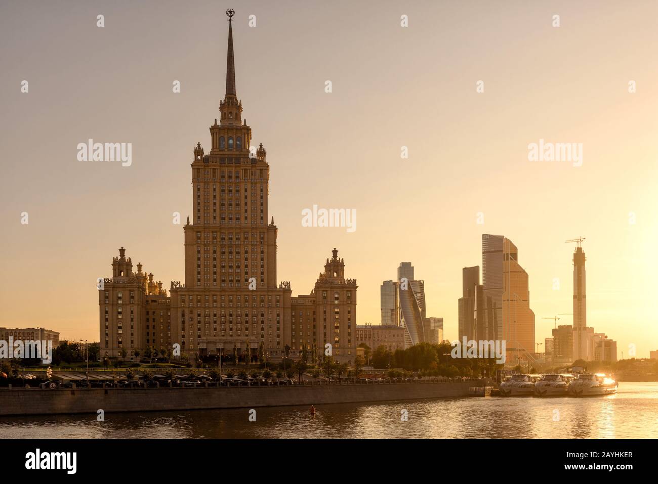 Moskau Stalin Wolkenkratzer Radisson Hotel (ehemalige Ukraine) bei Sonnenuntergang, Russland. Es ist das Wahrzeichen Moskaus. Sonniger Blick auf den Moskva Fluss mit Moskau-Stadt Stockfoto