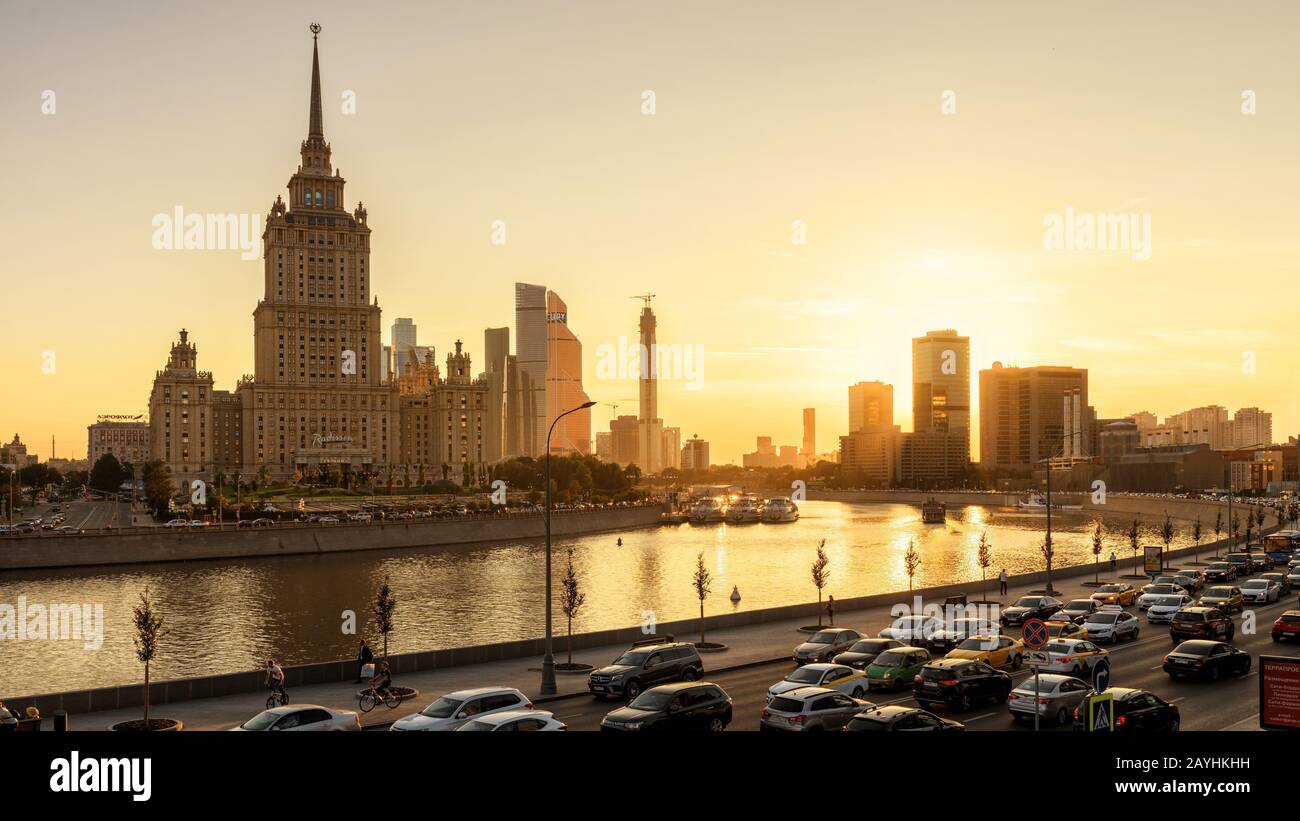 Moskau - 27. August 2018: Schöner Panoramablick auf Moskau mit Radisson Hotel (Ukraine) bei Sonnenuntergang, Russland. Sonnige Aussicht auf den Fluss Moskva im Sommer Stockfoto