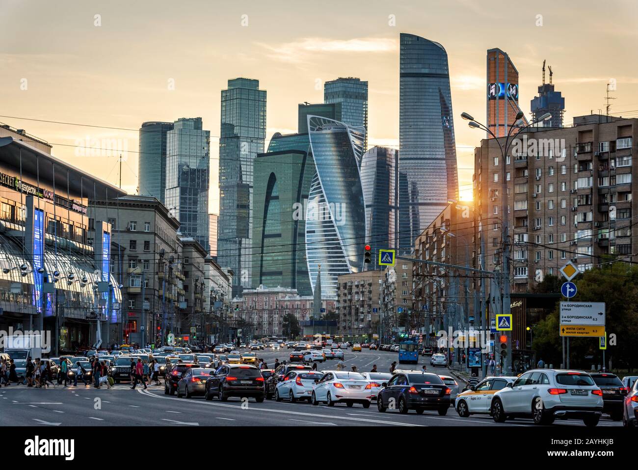 Moskau - 27. August 2018: Stadtbild Moskaus mit modernen Wolkenkratzern Moskau-Stadt, Russland. Blick auf die Straße mit Autos und städtischen Türmen im Sommerabend Stockfoto