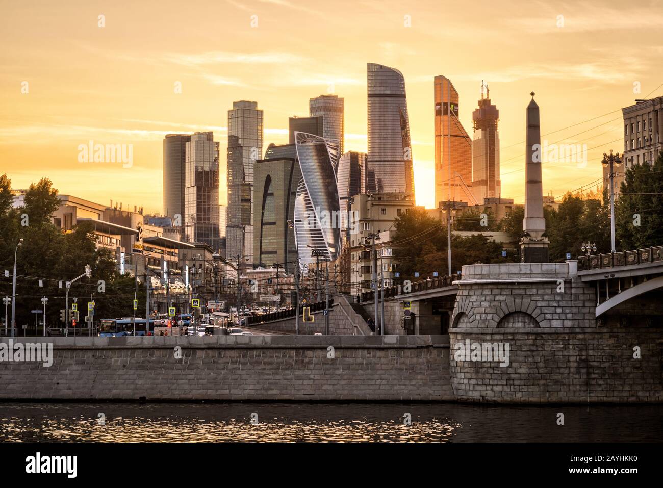 Moskau - 27. August 2018: Sonniger Blick auf Moskau mit modernen Wolkenkratzern von Moskau-Stadt bei Sonnenuntergang, Russland. Kiewskaja Bezirk Moskau im Sommer Evenin Stockfoto