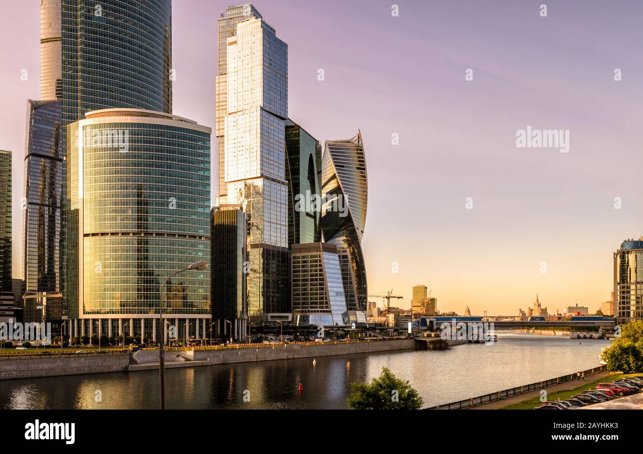 Moskva River und Moskau-City bei Sonnenuntergang, Russland. Moskau-City ist ein neuer Stadtteil von Geschäfts- und Wohnhäusern im Moskauer Zentrum. Citysca Stockfoto