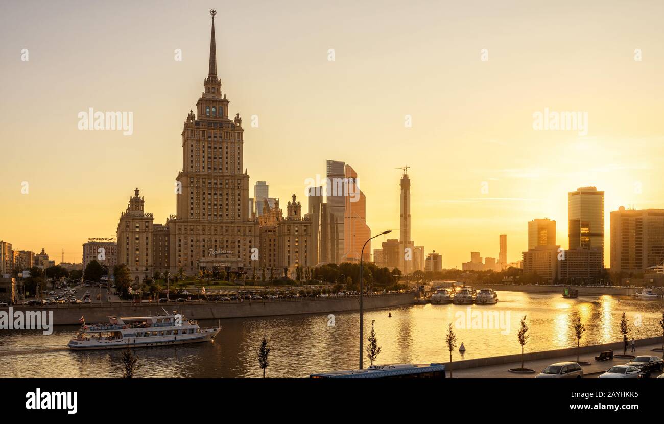 Moskau - 27. August 2018: Schöner Panoramablick auf Moskau mit dem Hotel Radisson (Ukraine) bei Sonnenuntergang, Russland. Sonnige Aussicht auf den Fluss Moskva im Sommer Stockfoto