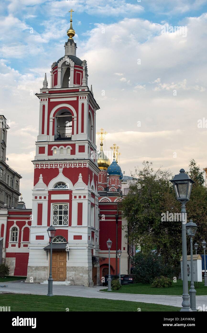 Zaryadye Stadtpark, Kirche des heiligen Georg (Schutz der seligen Jungfrau) an der Varvarka Straße, Moskau Stockfoto