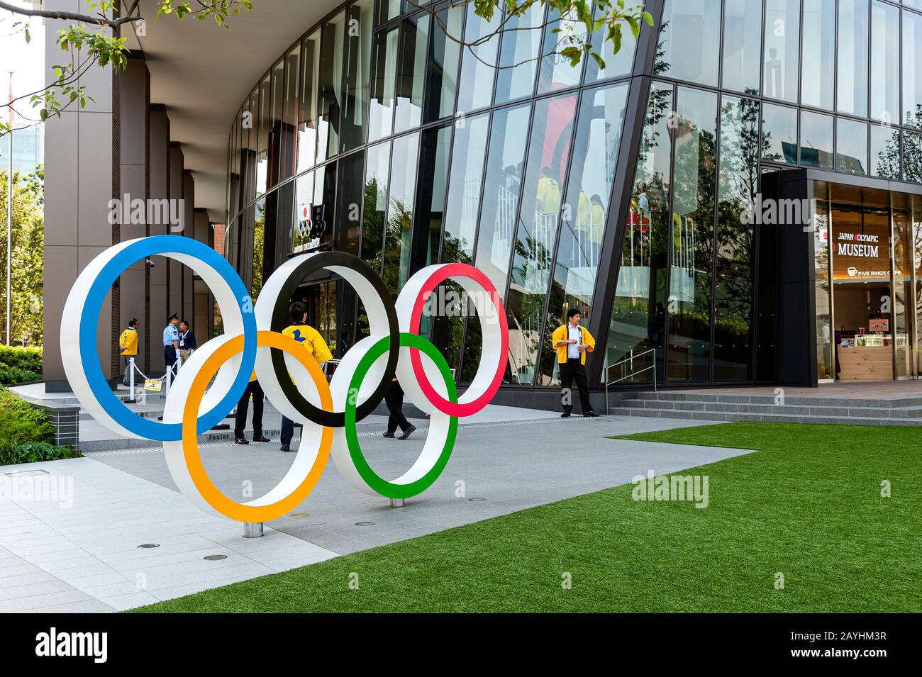 Olympische Ringe außerhalb des Japan Olympic Museum Japan Sport Olympic Square Tokio Stockfoto