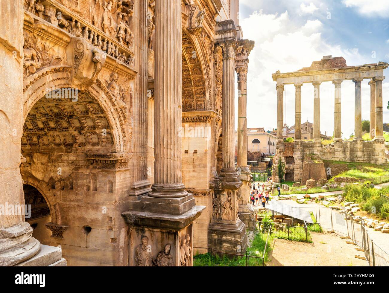 Bogen von Kaiser Septimius Severus und Saturntempel in der Ferne auf dem Forum Romanum in Rom, Italien Stockfoto