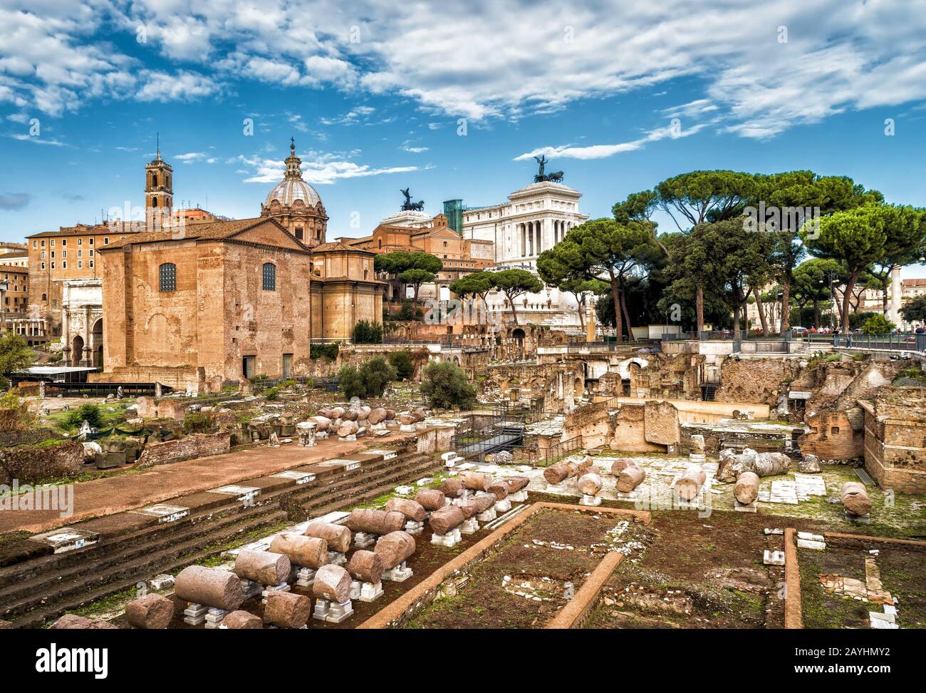 Ruinen des Forum Romanum im Sommer, Rom, Italien. Das Forum Romanum ist ein wichtiges Denkmal der Antike und zählt zu den wichtigsten Touristenattraktionen von R. Stockfoto