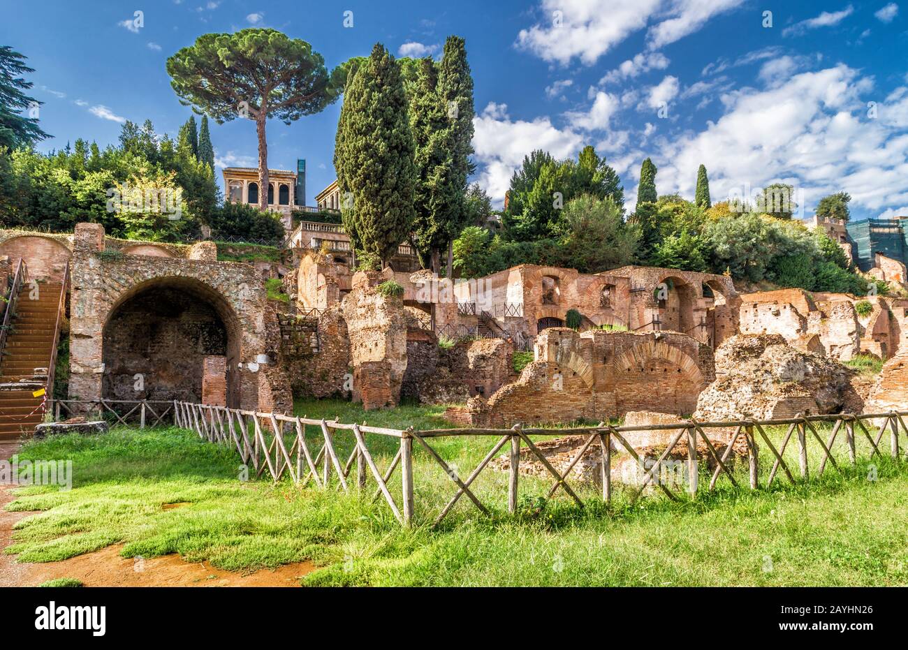 Forum Romanum im Sommer, Rom, Italien. Es ist eine berühmte Touristenattraktion Roms. Schöne, sonnige Aussicht auf die alten Ruinen des alten Roms. Panorama der Überreste von Stockfoto
