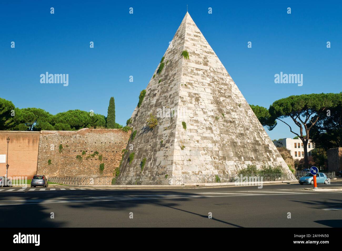 Die alte Pyramide von Cestius in Rom, Italien Stockfoto