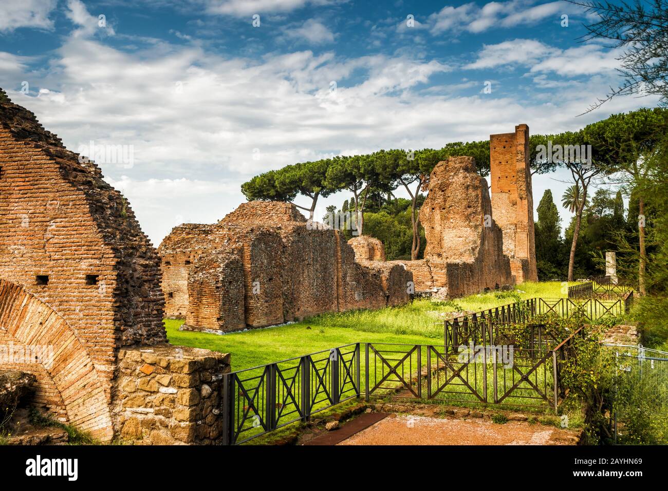 Ruinen des alten Palastes auf dem Palatinenhügel in der Nähe des Forum Romanum in Rom, Italien Stockfoto