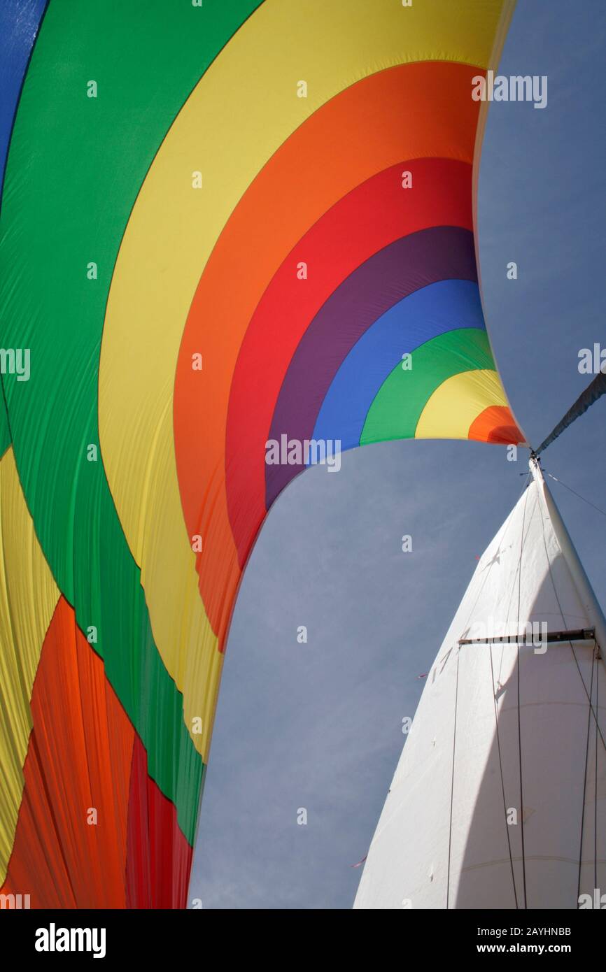 Blick auf regenbogenfarbenes Spinoa-Segel auf Der Segelyacht Westly Konsort Stockfoto