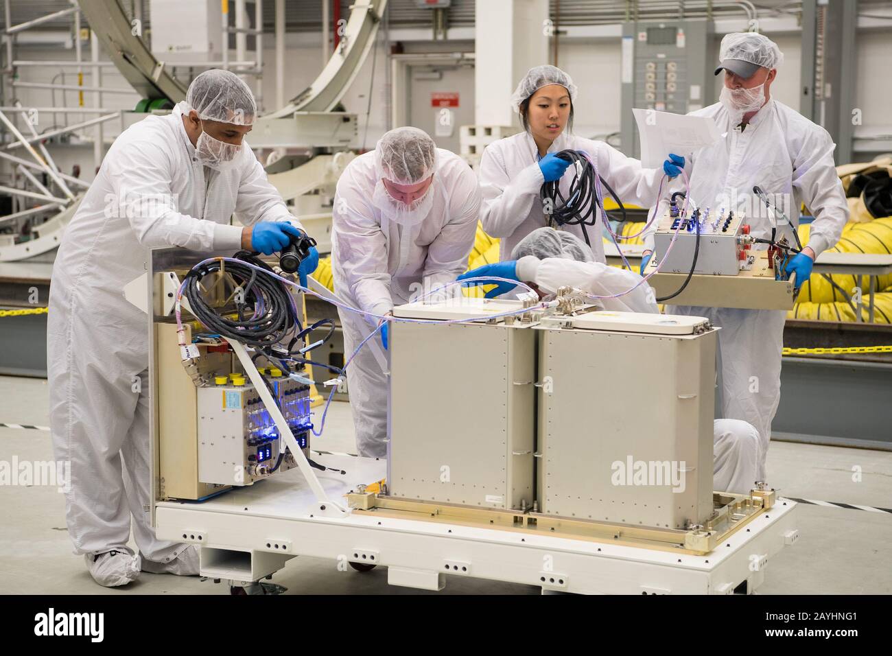 Die Missionsingenieure erhalten und bereiten wissenschaftliche und Forschungs- und Lebensmittelartikel für die endgültige Frachtladung in die Cygnus-Raumfähre zur Nachversorgung an Bord der Northrop Grumman Antares Rakete am 8. Februar 2020 in der Horizontal Integration Facility (HIF) der Wallops Flight Facility der NASA in Virginia vor. Northrop Grummans 13. Vertraglich vereinbarte Mission zur Ladungsrückversorgung mit der NASA zur Internationalen Raumstation wird mehr als 7.500 Pfund an Wissenschaft und Forschung, Besatzungsversorgung und Fahrzeughardware an das Orbitallabor und seine Crew liefern. NASA Foto von Aubrey Gemignani/UPI Stockfoto