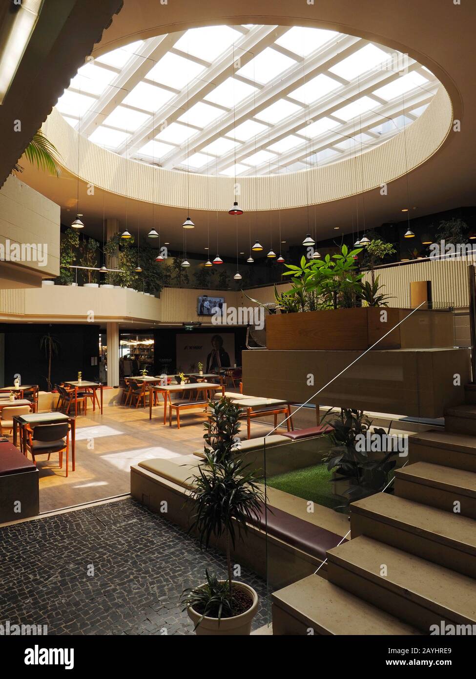 70er Jahre inspirierte Inneneinrichtung im Foyerbereich eines Einkaufszentrums in Porto, Portugal Stockfoto