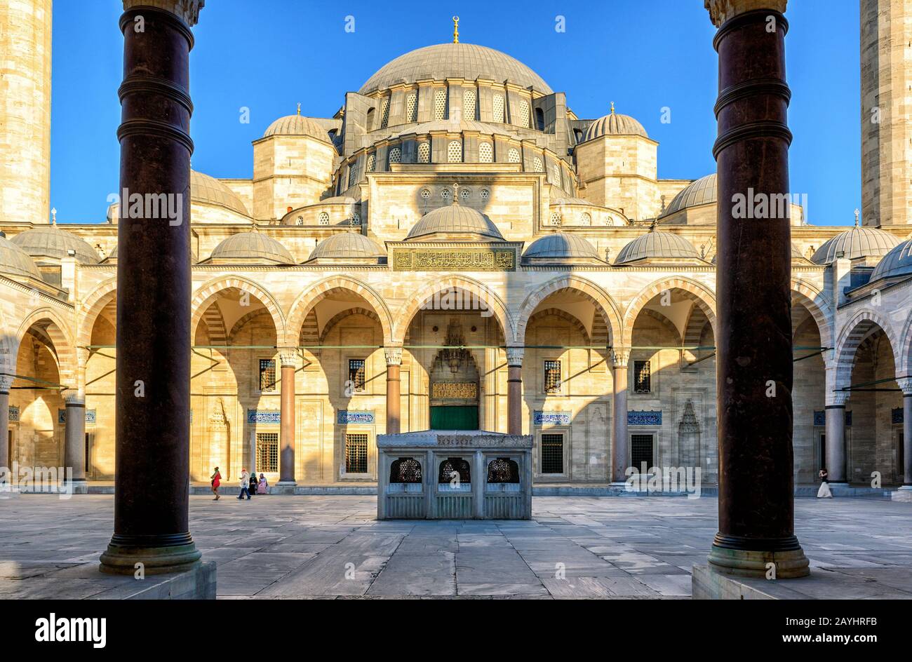 Der Innenhof der Süleymaniye-Moschee in Istanbul, Türkei. Die Süleymaniye-Moschee ist die größte Moschee der Stadt und eine der bekanntesten Stockfoto