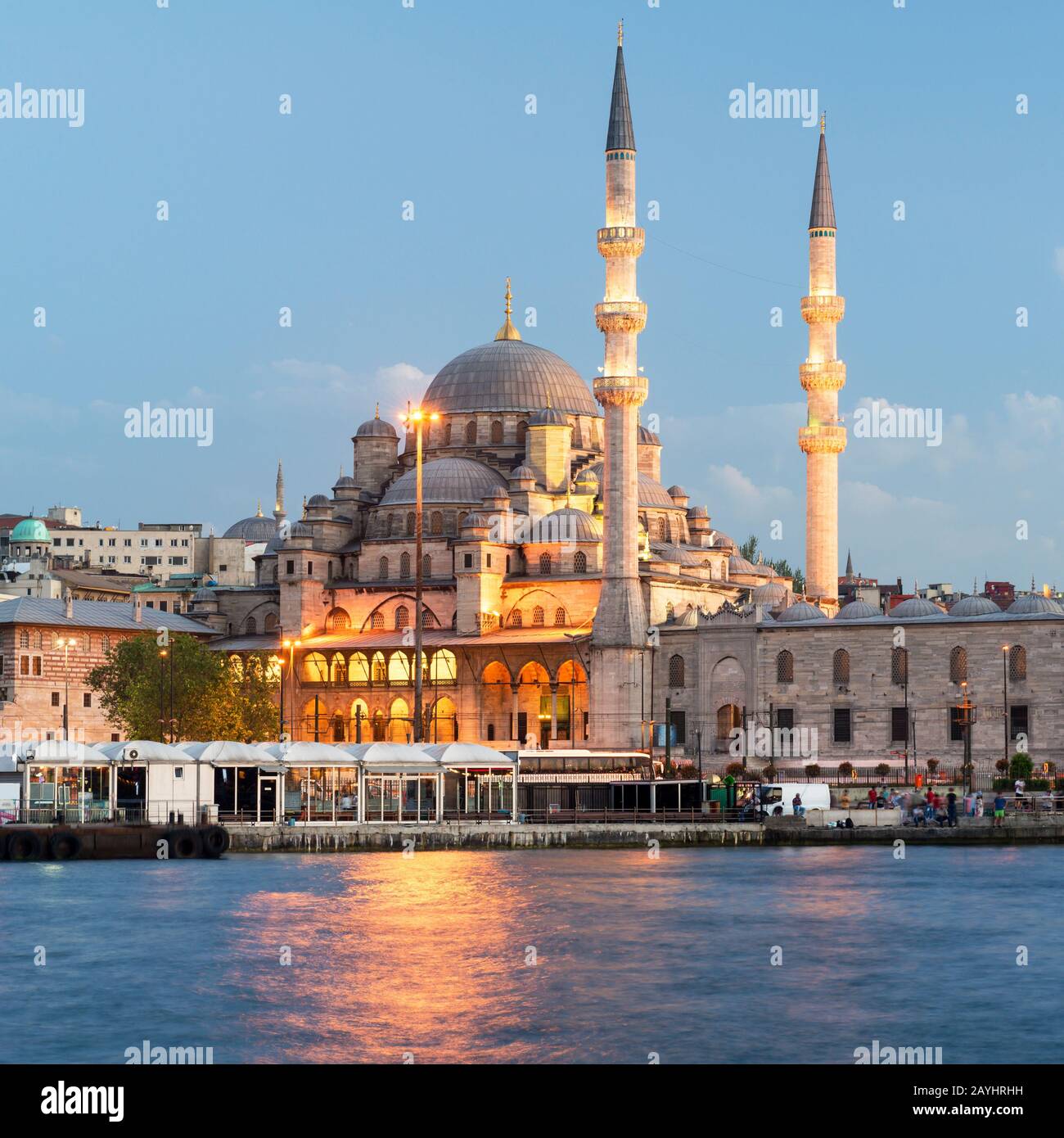 Moschee in der Nähe der Galatabrücke bei Nacht in Istanbul, Türkei Stockfoto