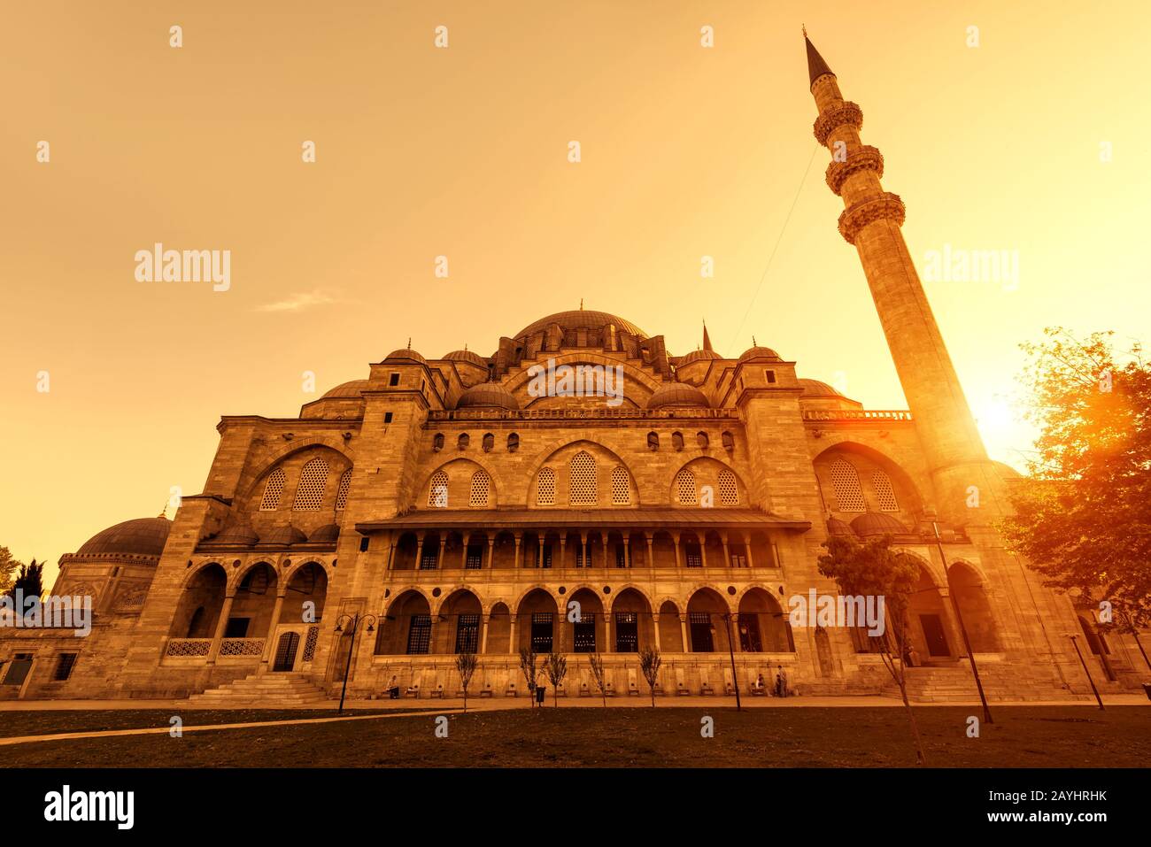 Die Süleymaniye-Moschee bei Sonnenuntergang in Istanbul, Türkei. Die Süleymaniye-Moschee ist die größte Moschee der Stadt und eine der bekanntesten Sehenswürdigkeiten Von Ist Stockfoto