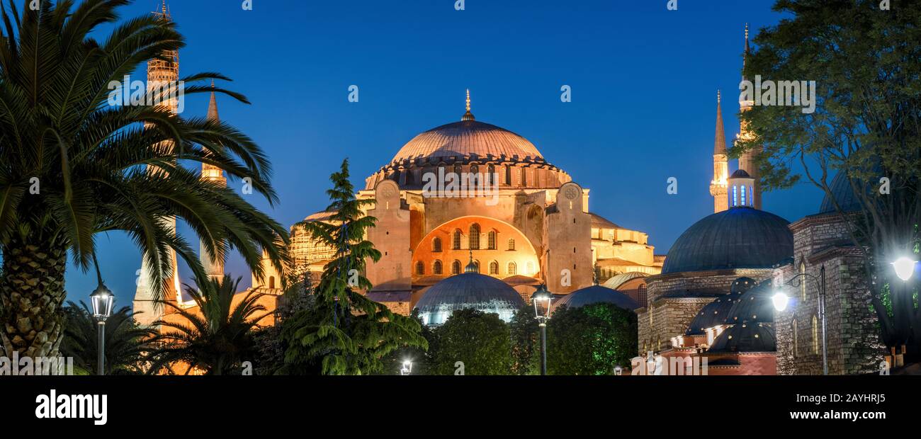 Hagia Sophia in der Nacht, Istanbul, Türkei. Es ist ein Wahrzeichen von Istanbul. Panoramablick auf die antike Hagia Sophia oder Aya Sofya am Abend. Alter Bogen Stockfoto