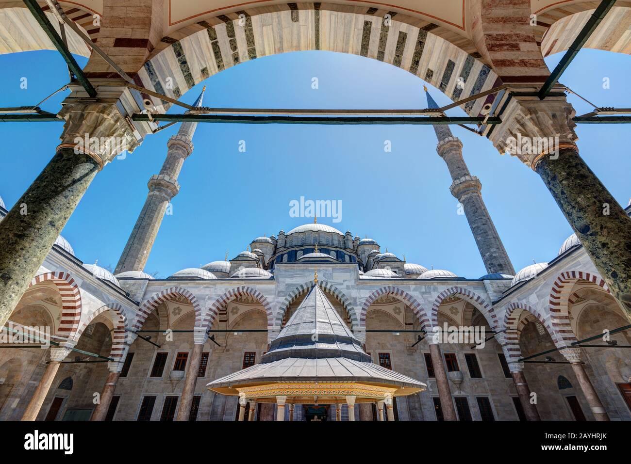 Die Fatih-Moschee (Conqueror's Mosque) in Istanbul, Türkei. Die Fatih-Moschee ist eines der größten Beispiele für Türkisch-Isla Stockfoto
