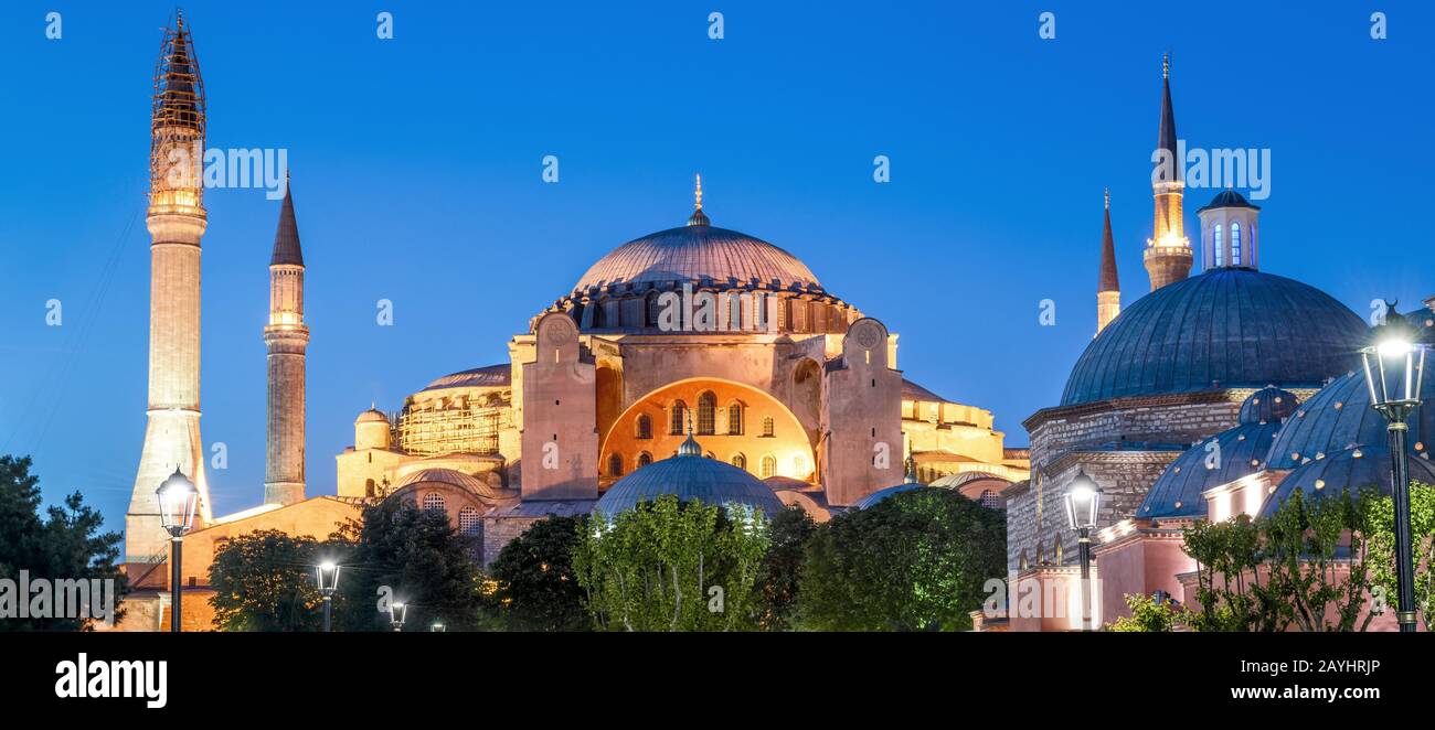 Hagia Sophia in der Nacht, Istanbul, Türkei. Es ist ein Wahrzeichen von Istanbul. Panoramablick auf die antike Hagia Sophia oder Aya Sofya am Abend. Alter Bogen Stockfoto