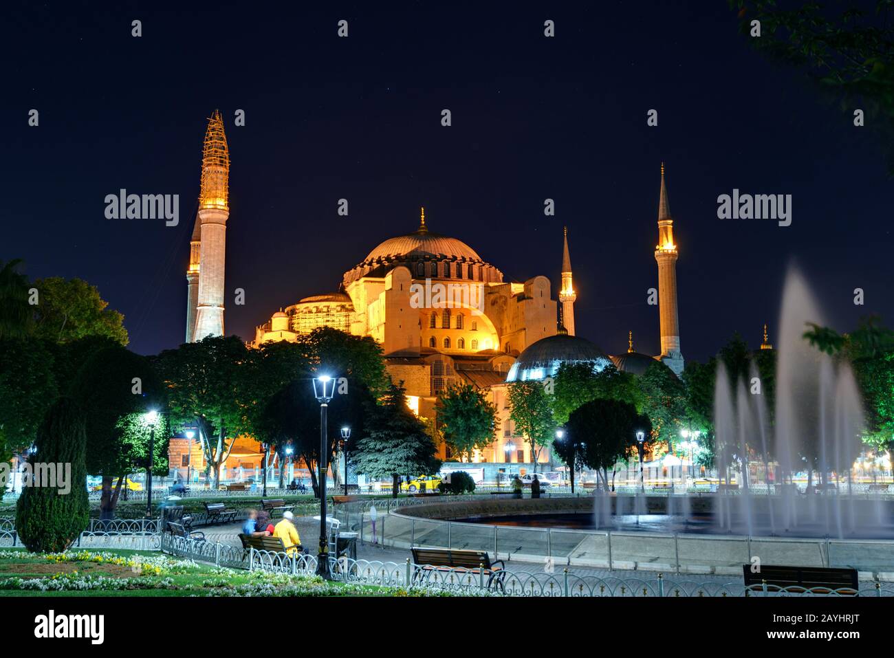 Blick auf die Hagia Sophia bei Nacht in Istanbul, Türkei. Die Hagia Sophia ist das größte Denkmal für die byzantinische Kultur. Stockfoto
