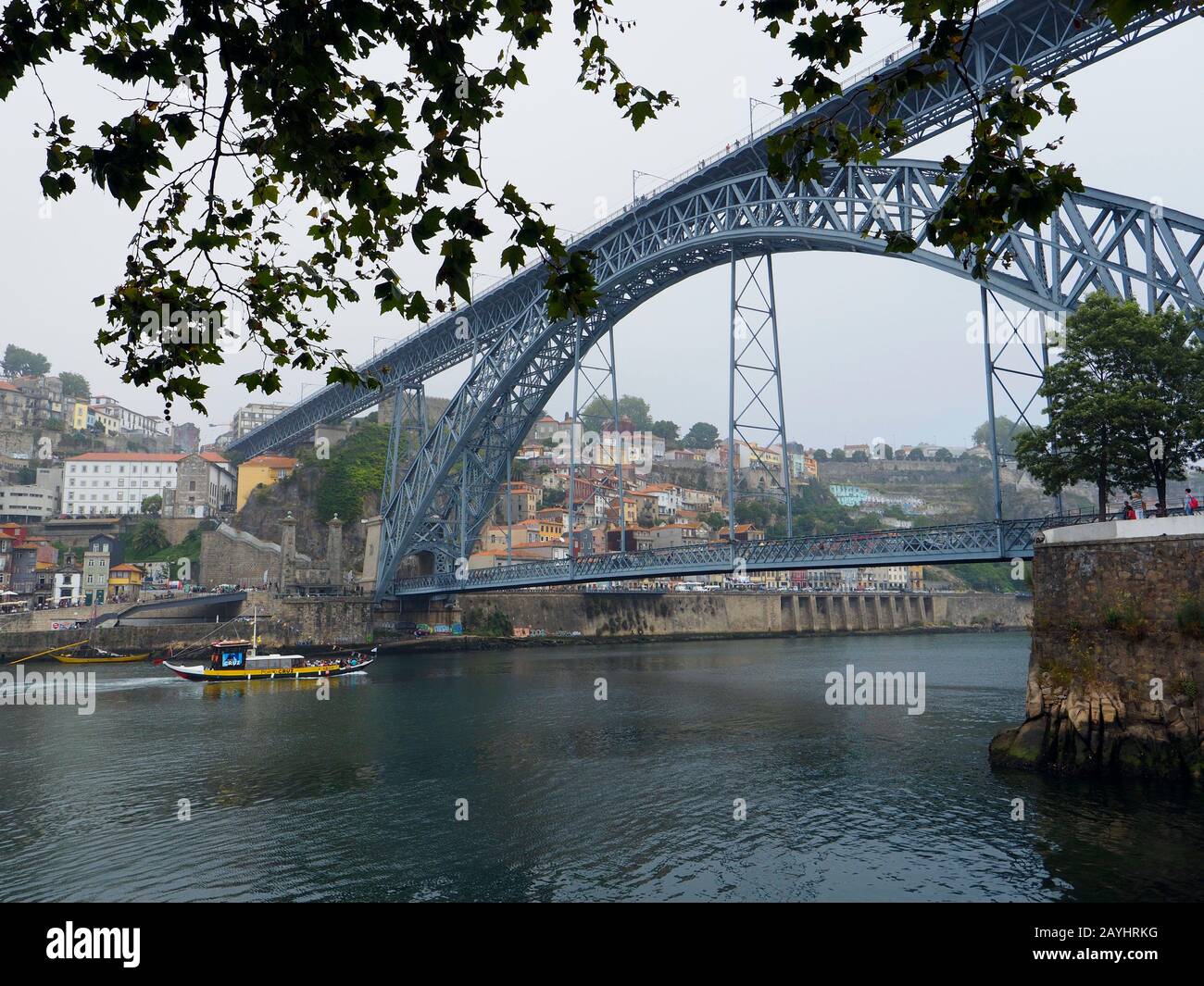 Die berühmte Gustave Eiffel Brücke über das Douro in Porto, Portugal Stockfoto