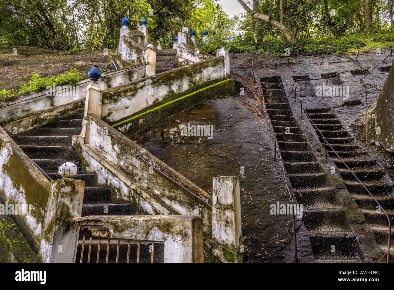 Eine alte Treppe und eine alte Felstreppe im buddhistischen Felstempel in Mulkirigala, Sri Lanka Stockfoto