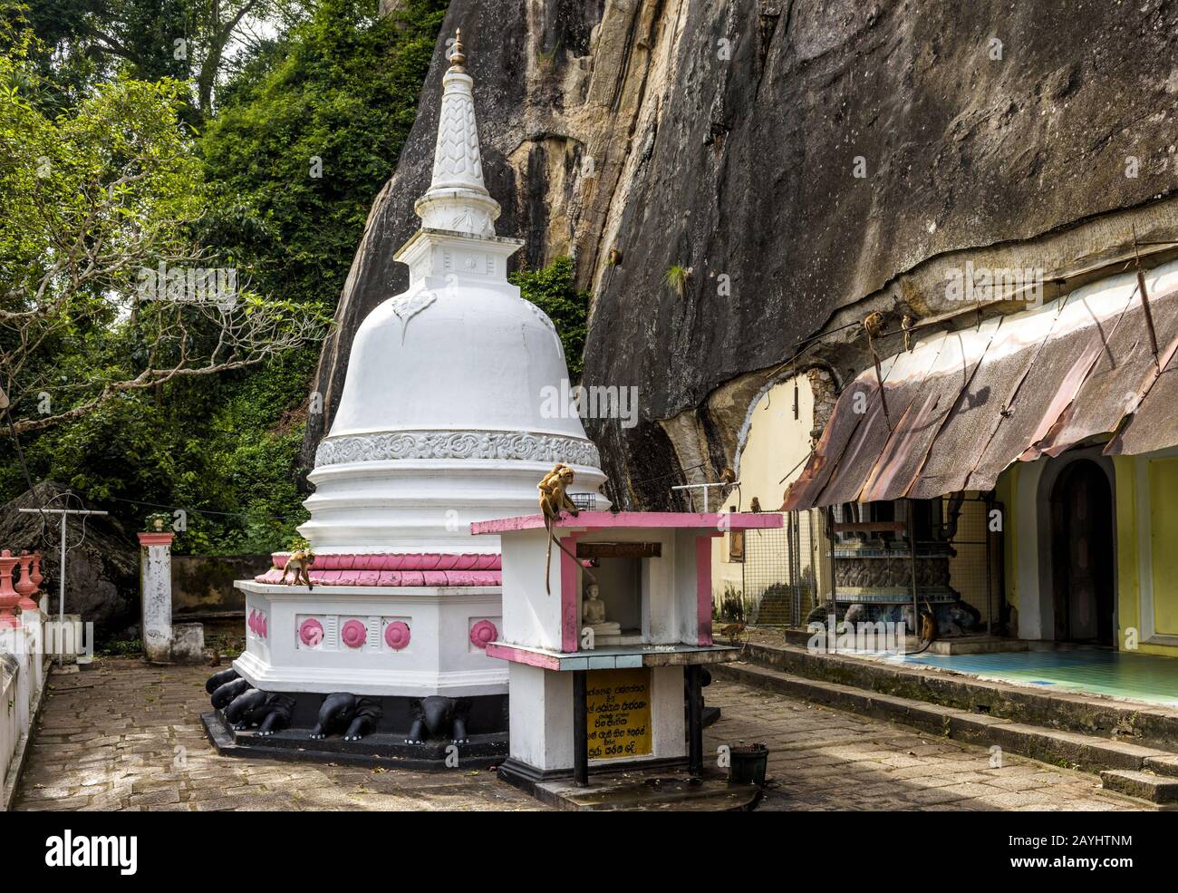 Mulkirigala Raja Maha Vihara ist ein alter buddhistischer Höhlentempel in Sri Lanka Stockfoto