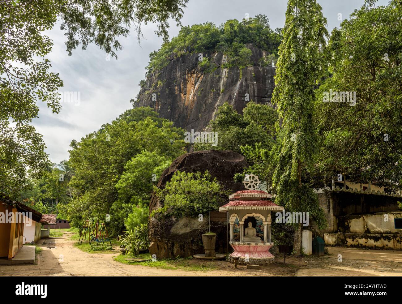 Mount mit einem alten buddhistischen Höhlentempel in Mulkirigala, Sri Lanka Stockfoto