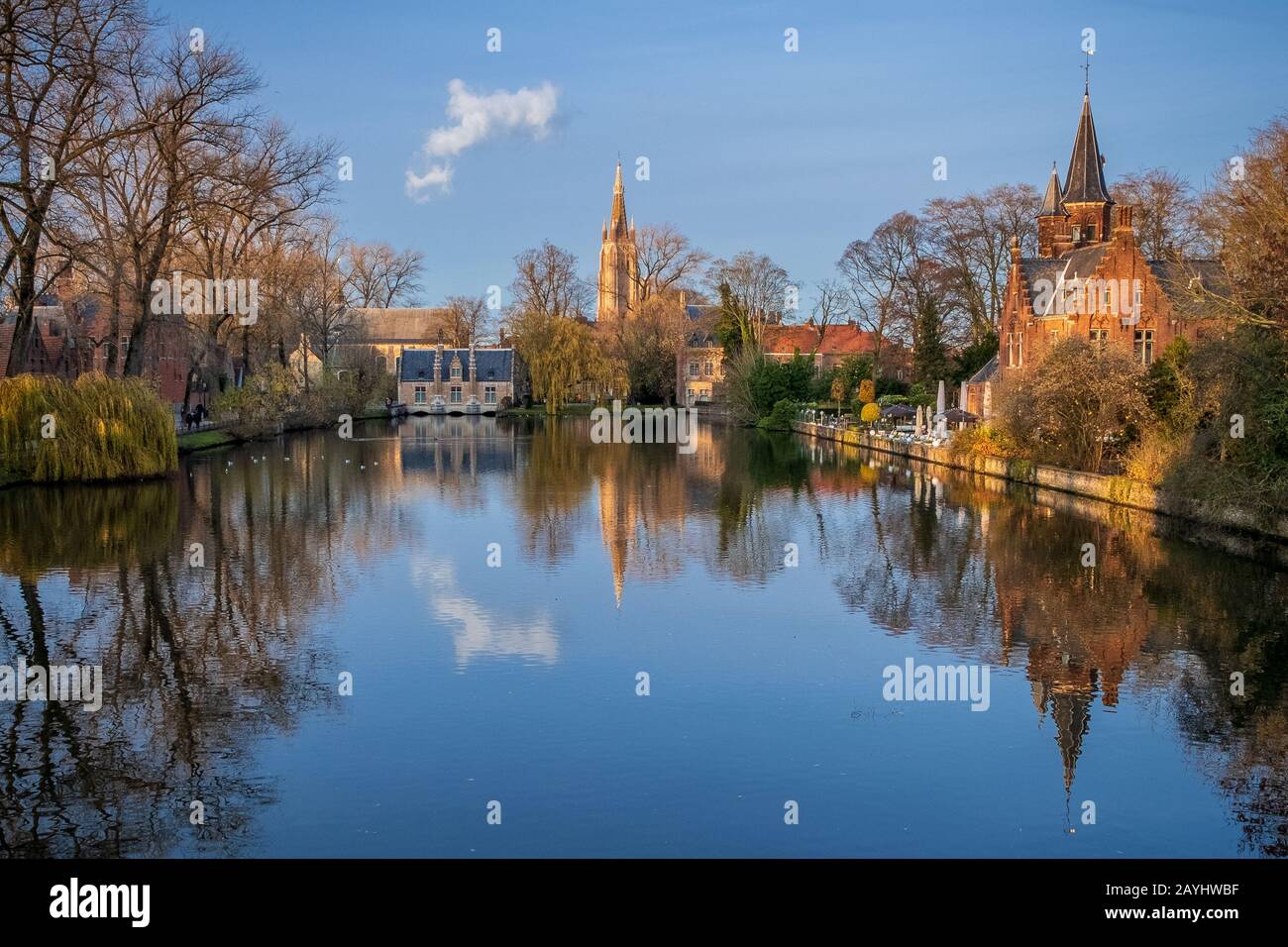 Ein wunderschönes Spiegelbild des Minnewasserkanals in Brügges, Belgien Stockfoto