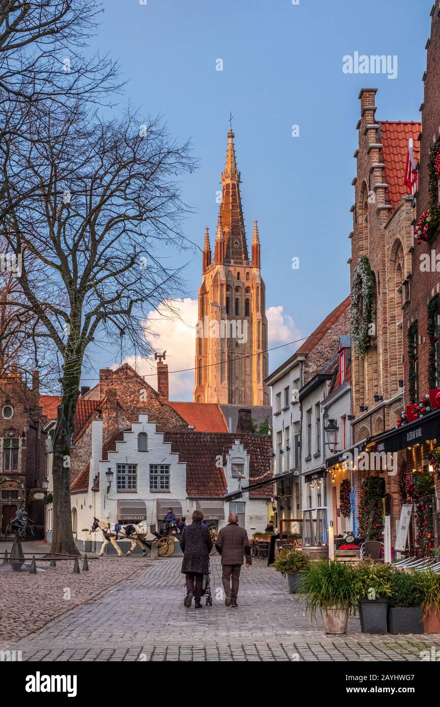 Ein Blick auf die Liebfrauenkirche Brügges (Onze Lieve Vrouw Brugge) in Brügges, Belgien zu Weihnachten Stockfoto Ein Blick auf die Liebfrauenkirche Brügges (Onze Lieve Vrouw Brugge) in Brügges, Belgien zu Weihnachten Stockfoto