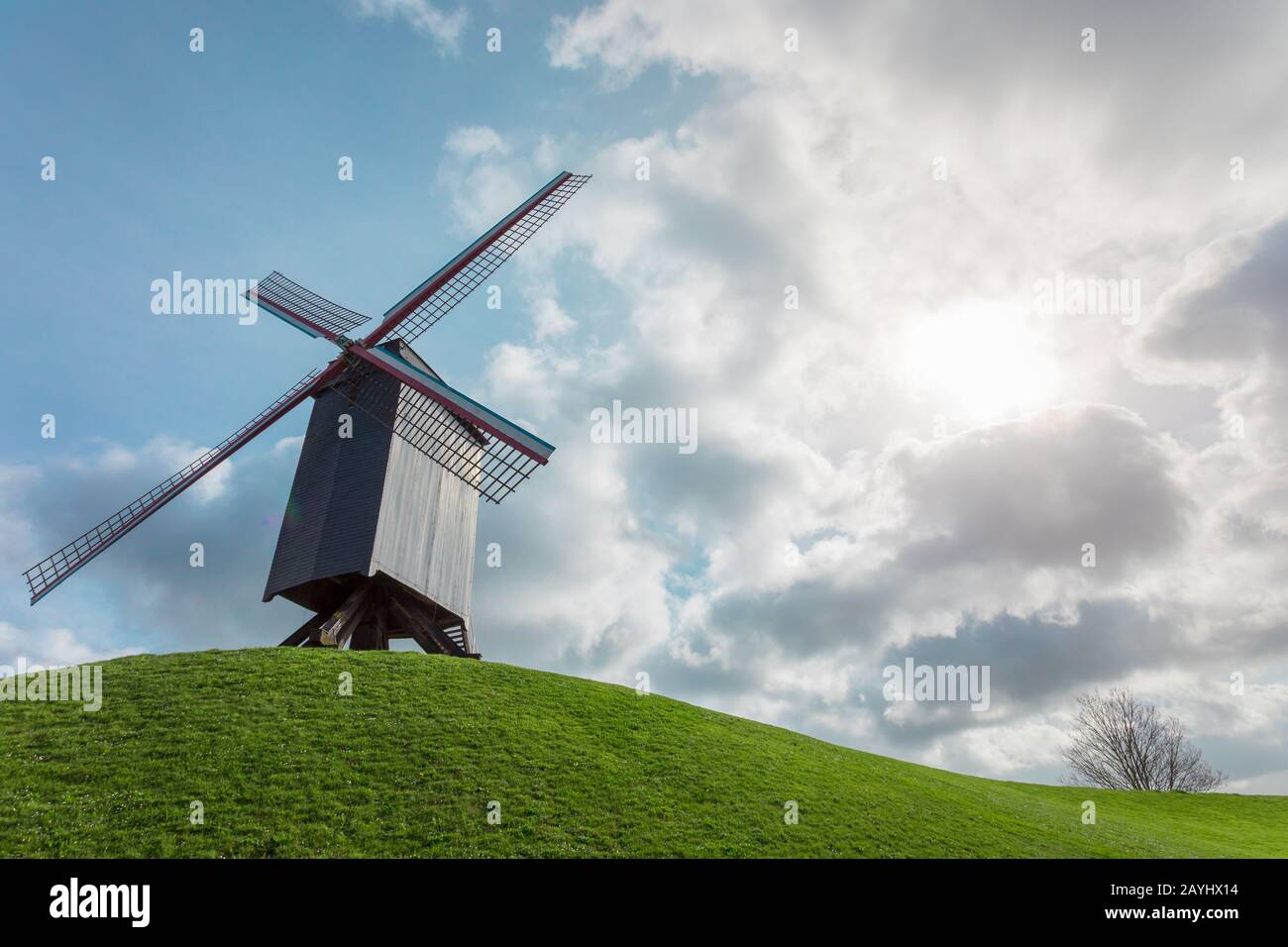 Traditionelle Holzwindmühle. Umweltfreundliches Energiekonzept. Umweltschutzkonzept. Stockfoto