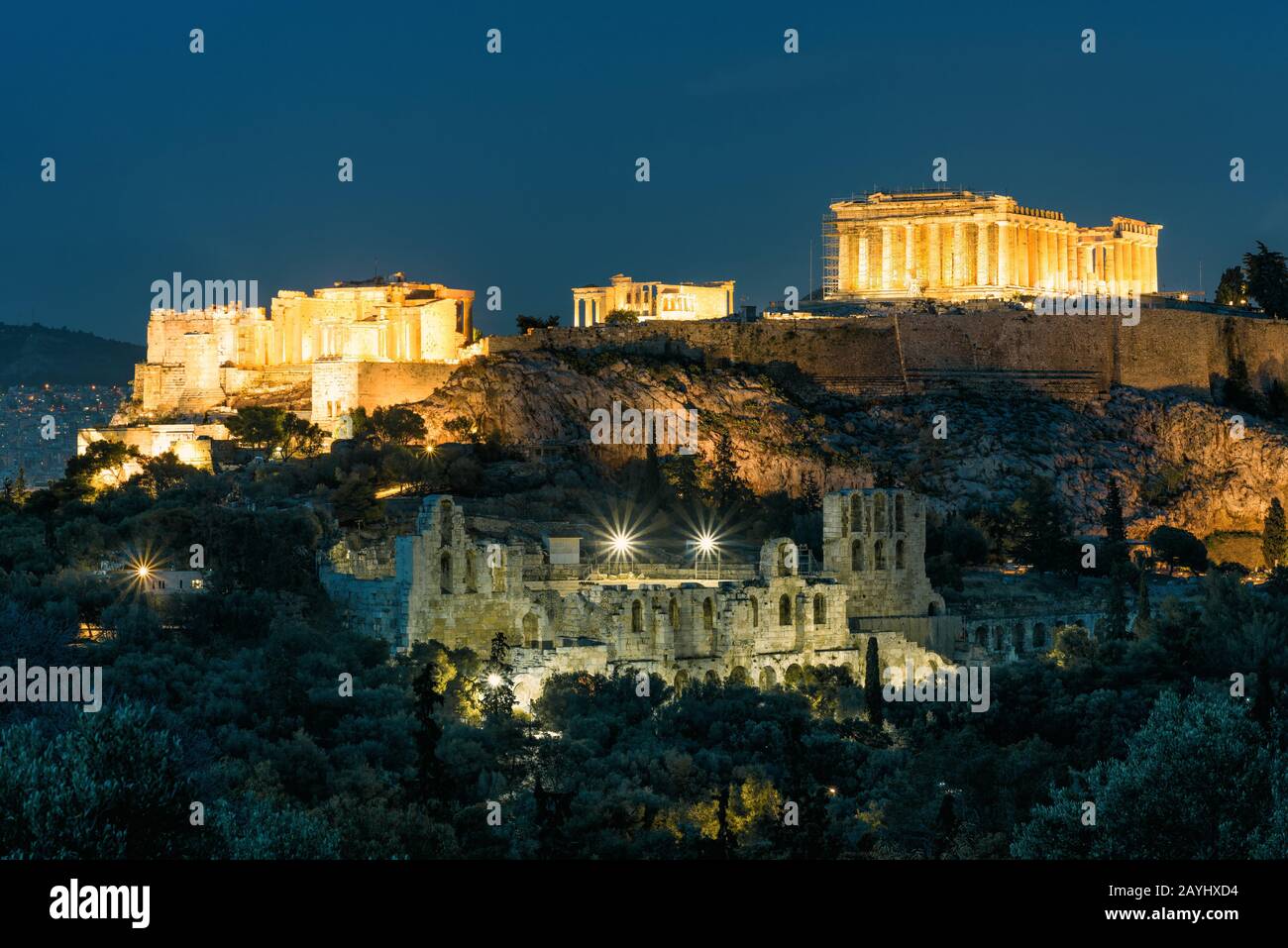 Blick auf die Akropolis von Athen, Griechenland. Die berühmten antiken griechischen Strukturen auf dem Akropolishügel sind das wichtigste Wahrzeichen Athens. Leuchtruinen o Stockfoto