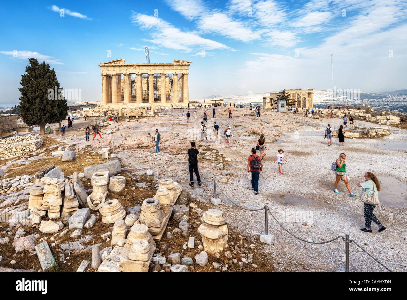 Athen - 8. Mai 2018: Panoramablick auf die Akropolis mit Parthenon in Athen, Griechenland. Im Sommer besuchen die Menschen in Athen antike griechische Denkmäler. Berühmtes r Stockfoto