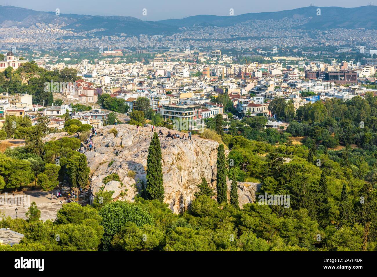 Panorama von Athen von der Akropolis, Griechenland. Areopagus-Felsen mit Menschen im Vordergrund. Es ist eine der wichtigsten Touristenattraktionen Athens. SCENIC V Stockfoto