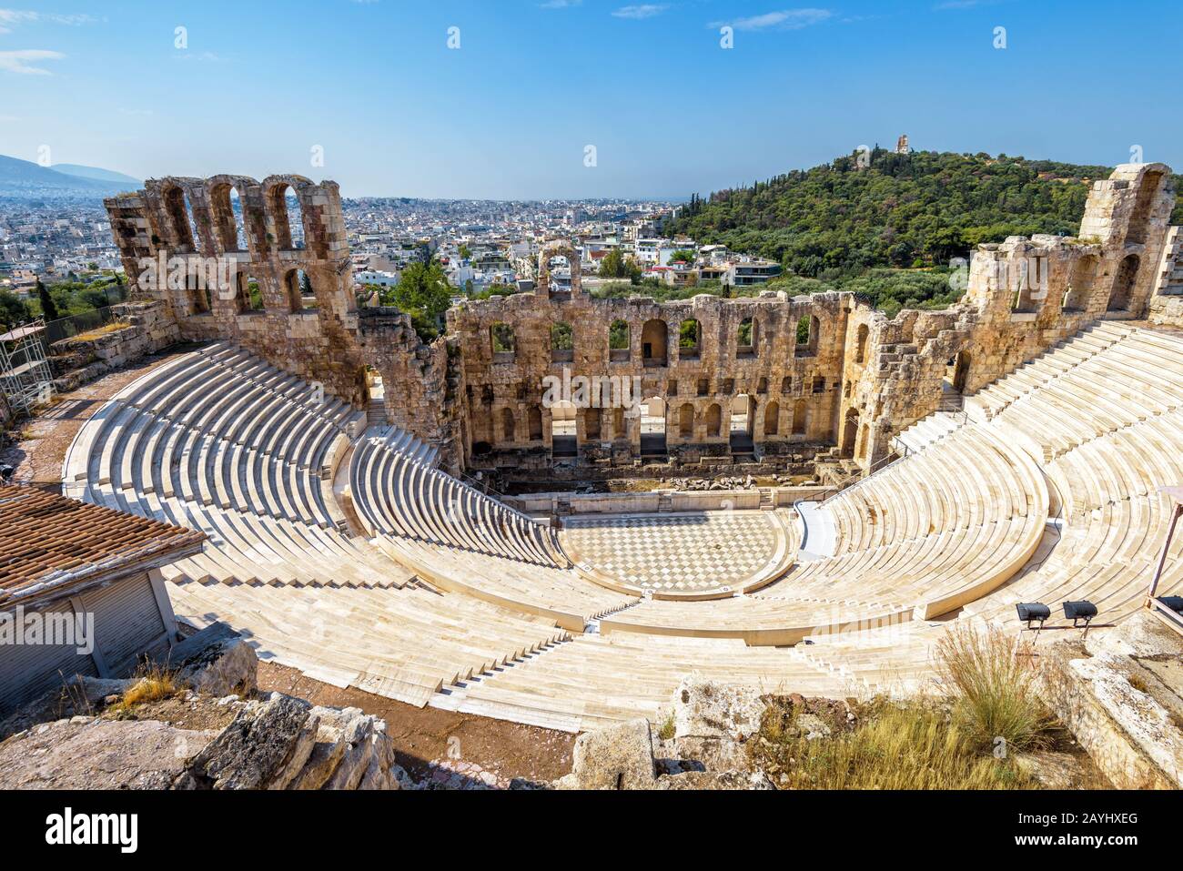 Panoramablick auf das Odeon von Herodes Atticus auf der Akropolis von Athen, Griechenland. Es ist eines der wichtigsten Wahrzeichen Athens. Panorama-Panorama von Ihm Stockfoto