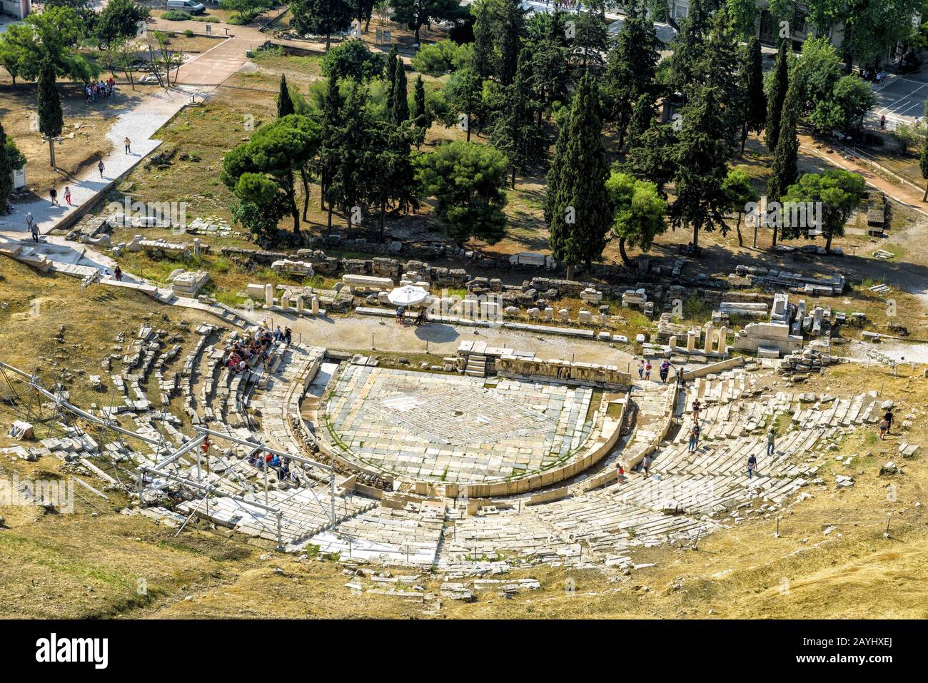 Luftpanorama auf das Theater des Dionysos am Fuße der Akropolis in Athen, Griechenland. Es ist eines der Wahrzeichen Athens. Panorama-Panorama Stockfoto