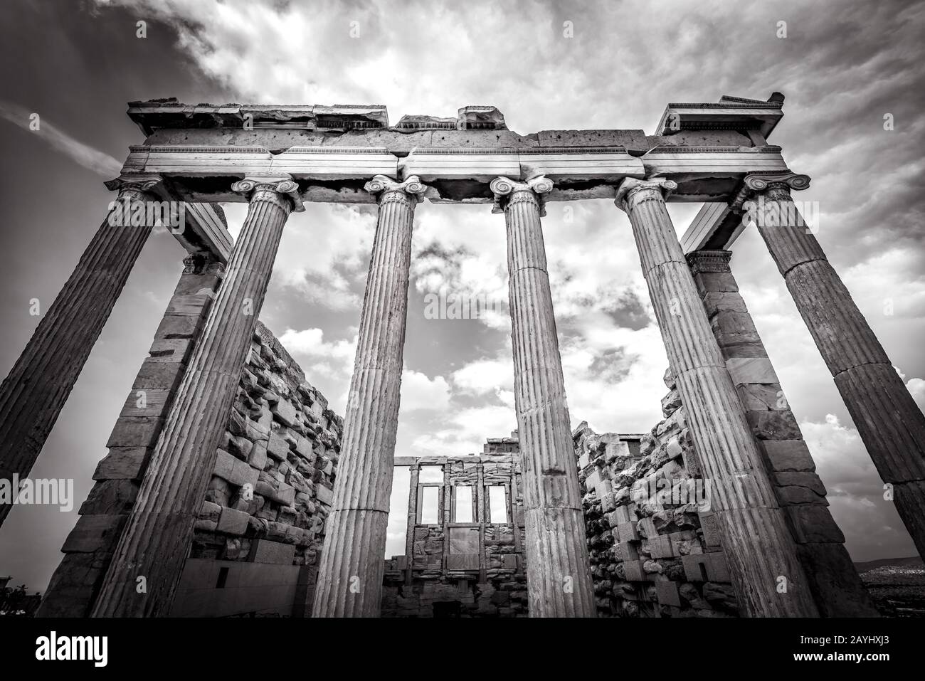 Erechtheion-Tempel auf der Akropolis, Athen, Griechenland. Es ist eines der wichtigsten Wahrzeichen Athens. Klassische altgriechische Architektur im Zentrum Athens. R Stockfoto