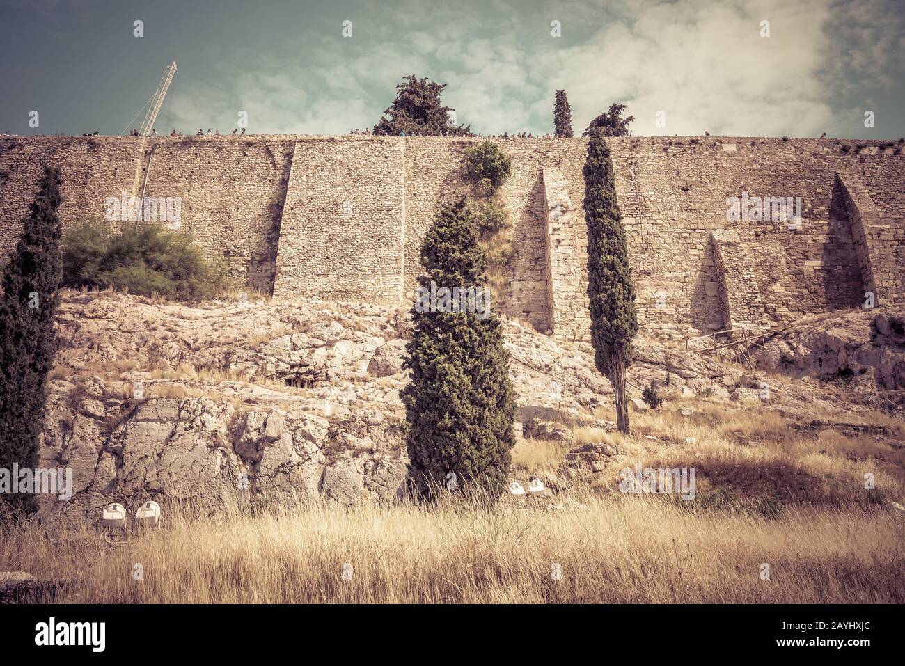 Mächtige Mauer des Akropolis-Hügels in Athen, Griechenland. Die antike griechische Akropolis ist die wichtigste Touristenattraktion Athens. Panorama der Ruinen und Stockfoto